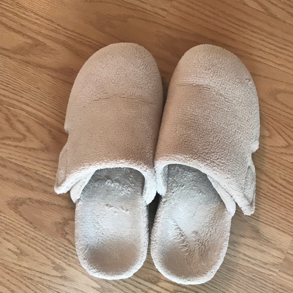 Vionic Shoes - Vionic house slips like new condition